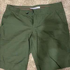 Women’s size 8 hunter green Bermuda shorts